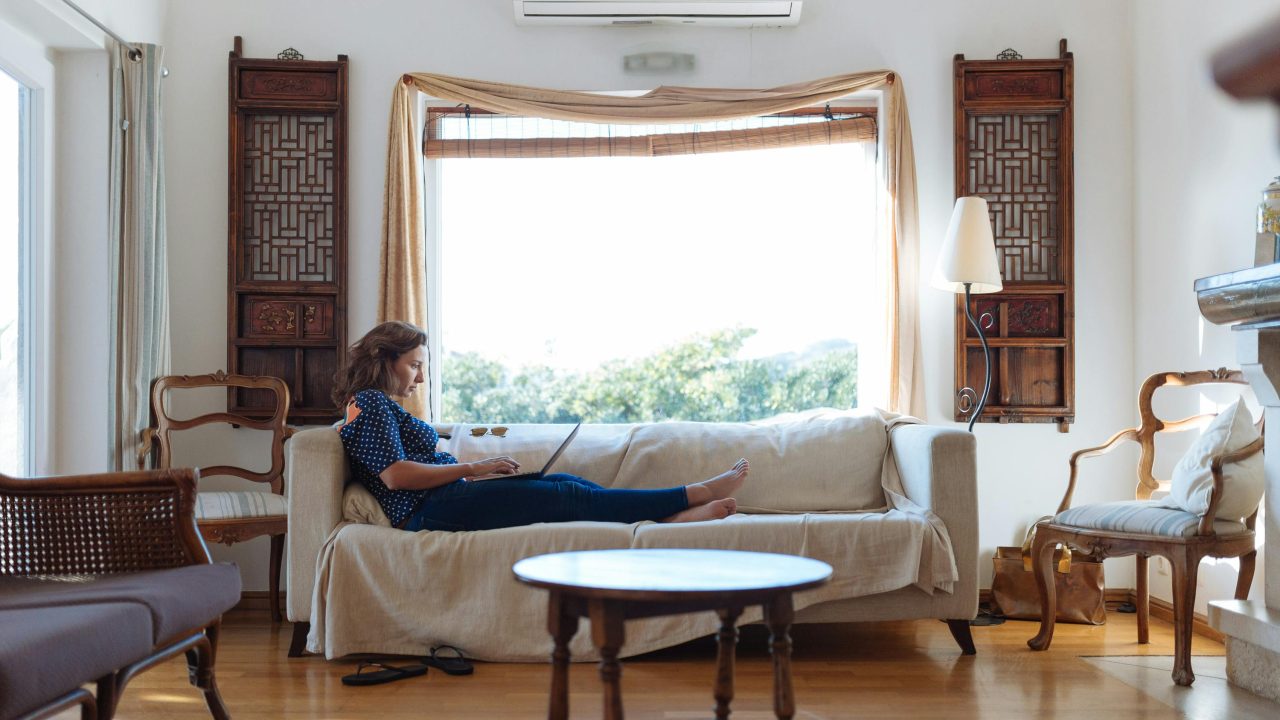 Optimiza tu espacio con cortinas hawaianas versátiles