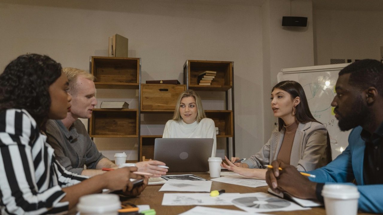 How Safety Chat Platforms Reduce Workplace Risks